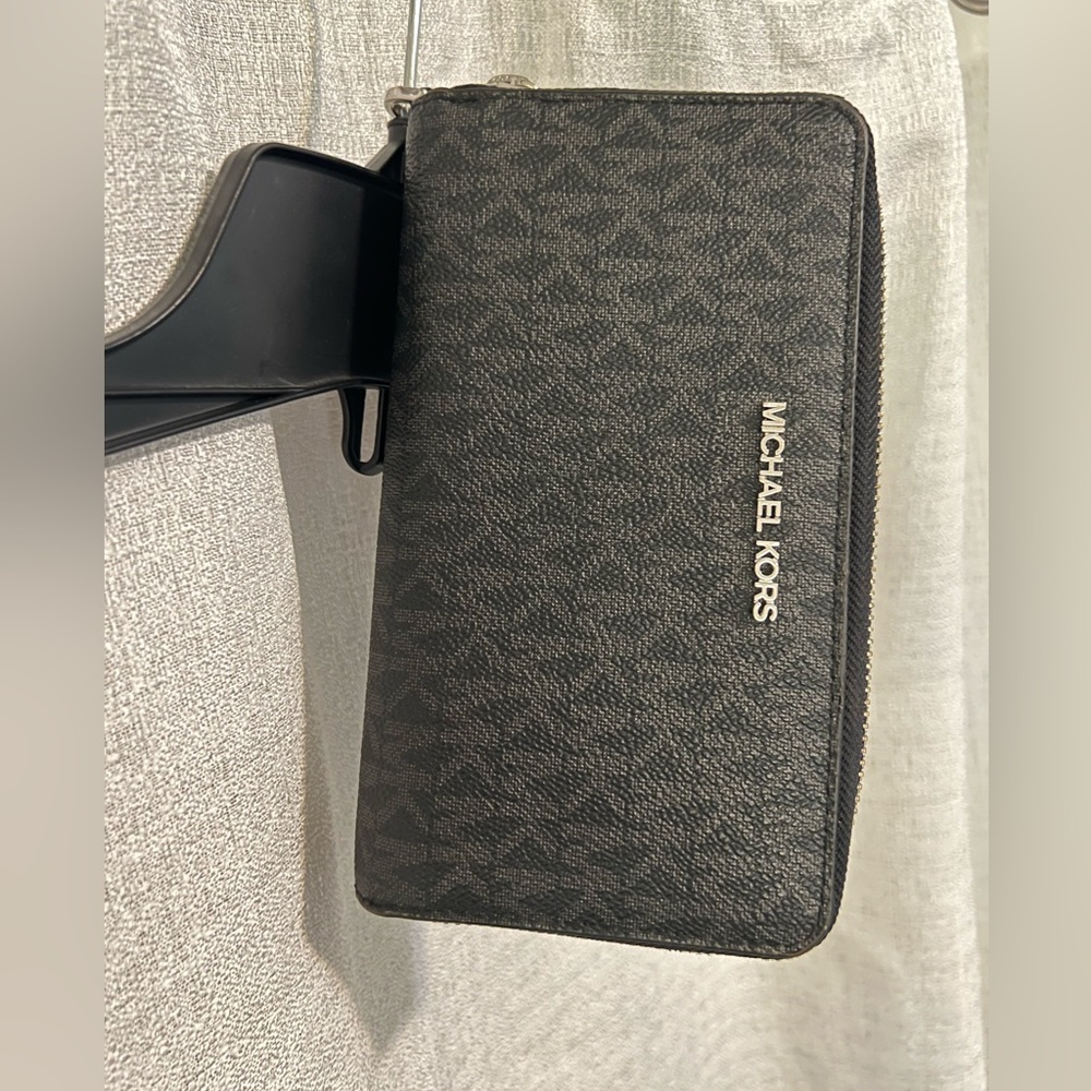 Michael Kors big wallet in good condition: inside has a cut inside